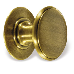  Colonial Bronze 1-1/4_dq_ Knob 